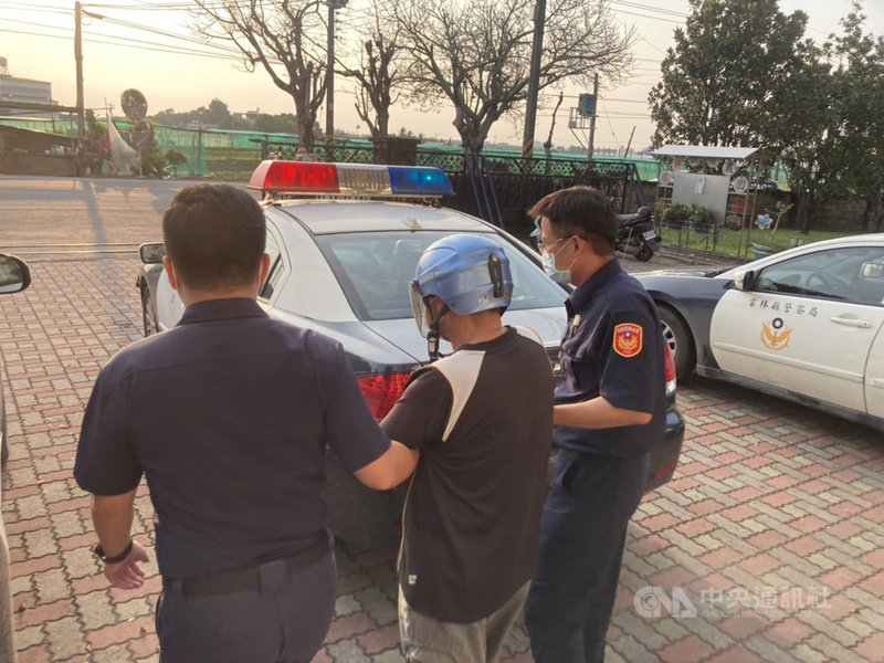 雲林縣廖姓男子(中)懷疑越南籍潘姓女友另結新歡,28日早上持刀砍潘女,潘女傷重送醫不治,警方將衣著滿是血跡的廖男帶回偵訊,全案依殺人罪移送法辦。檢方複訊後,向法院聲請羈押。(警方提供)中央社記者姜宜菁傳真 110年7月28日