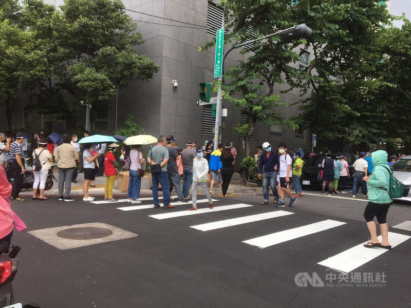 新北市議員李坤城指出,市立聯合醫院三重院區28日出現排隊免預約打疫苗狀況,有引發群聚危險。(李坤城提供)中央社記者王鴻國傳真 110年7月28日