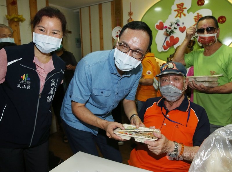 前國民黨主席朱立倫(左2)28日上午與國民黨台北市議員羅智強到台北市文山區發送愛心便當,關心弱勢長輩。中央社記者郭日曉攝 110年7月28日