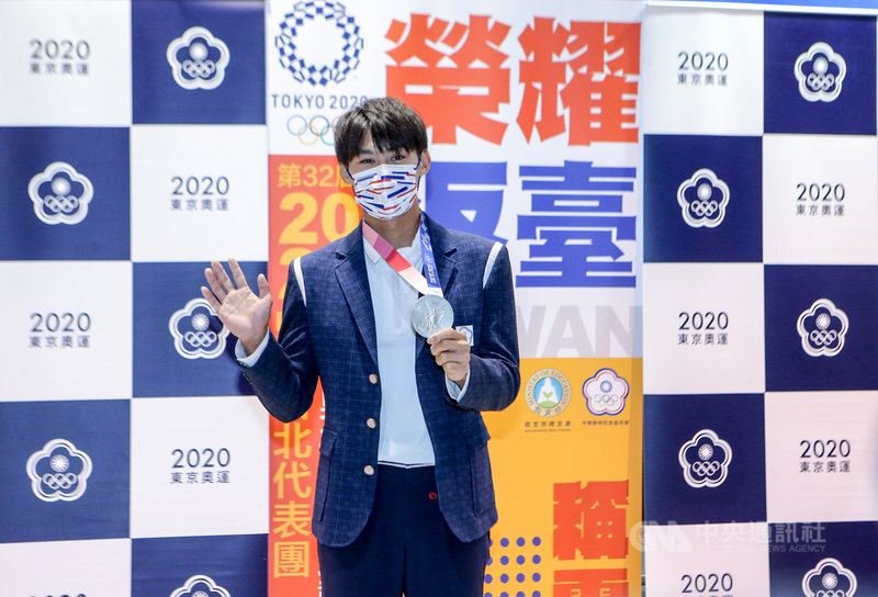 台灣東奧柔道、跆拳道、輕艇及舉重代表隊28日下午搭機從日本東京返台,「柔道男神」楊勇緯表示,上場前沒有太大得失心,因為覺得這是在本屆奧運的最後一場比賽,「我就放開、放鬆地去摔」,雖然沒獲勝確實有點難過,「因為目標是金牌」,不過,「因為有一些些遺憾,所以才會讓我更想要下一次的金牌」。中央社記者吳睿騏桃園機場攝 110年7月28日