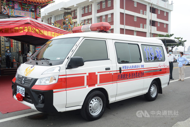 澎湖大關口觀音寺28日捐贈1輛離島型救護車給澎湖縣政府消防局,將逐步改善離島緊急救護品質。(澎湖縣政府提供)中央社 110年7月28日