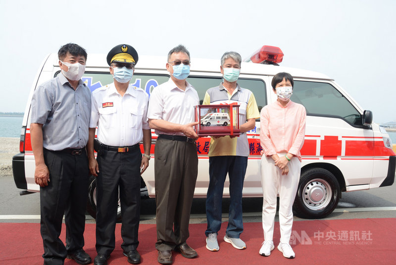 澎湖大關口觀音寺28日捐贈1輛離島型救護車給澎湖縣政府消防局,由澎湖縣長賴峰偉(中)代表受贈。(澎湖縣政府提供)中央社 110年7月28日