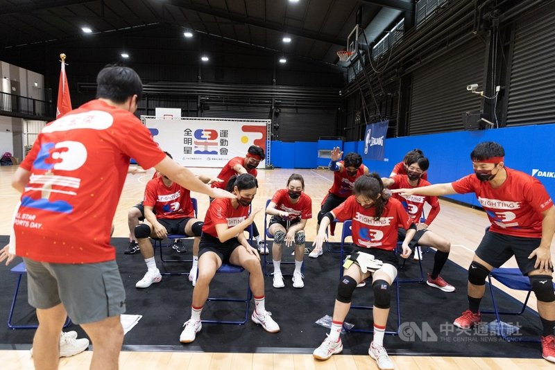 運動實境節目「全明星運動會」第二季日前因防疫暫停錄影,停拍70多天後終於復工。紅隊隊員喊聲加油打氣仍保持安全距離。(三立提供)中央社記者葉冠吟傳真 110年7月28日