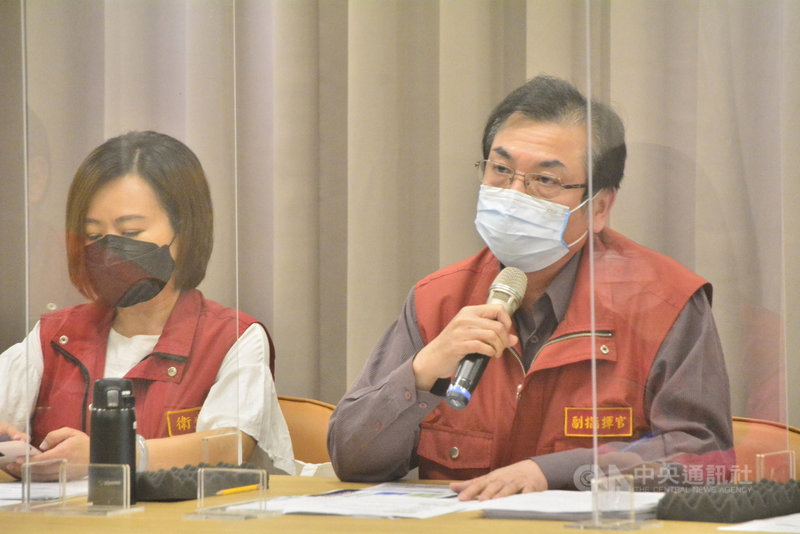 新北市副市長劉和然(右)28日下午在說明疫苗接種時表示,國人都已接受疫苗不足的現況,中央一定要承認現實,對選擇單一接種莫德納疫苗者才能做最好的安排。中央社記者黃旭昇新北攝 110年7月28日
