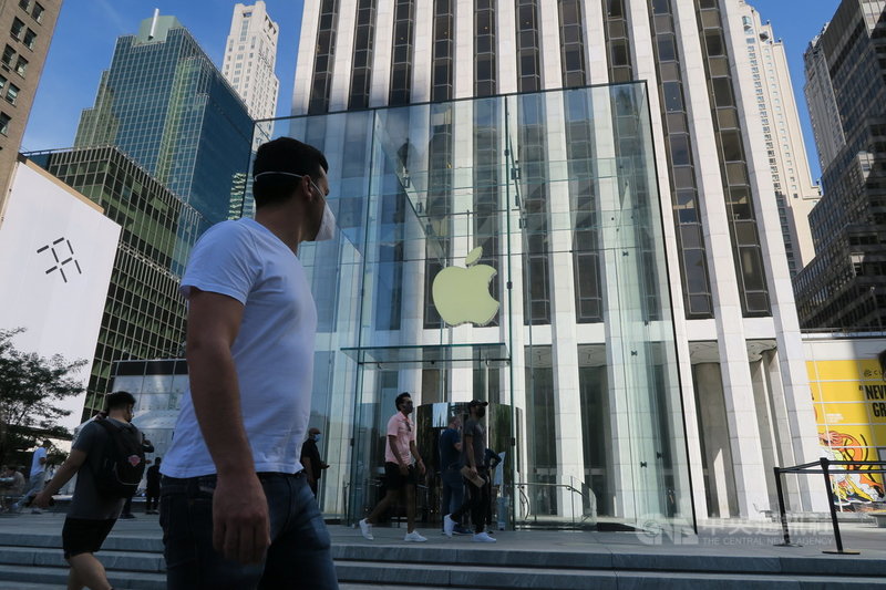 蘋果公司獲iPhone等主力產品旺盛買氣加持,2021會計年度第3季營收年增36%,獲利也遠高於華爾街預期。圖為紐約曼哈頓第五大道蘋果直營店外觀。中央社記者尹俊傑紐約攝 110年7月28日