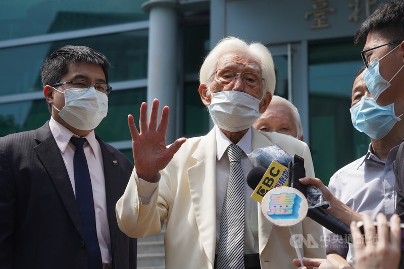 中選會駁回台灣制憲基金會董事長辜寬敏(中)所提的兩項制憲意向公投,基金會委任律師黃帝穎(左)向台北高等行政法院提起撤銷及課予義務訴訟。法院28日開庭,辜寬敏於開庭前發表聲明並接受媒體聯訪。中央社記者徐肇昌攝 110年7月28日