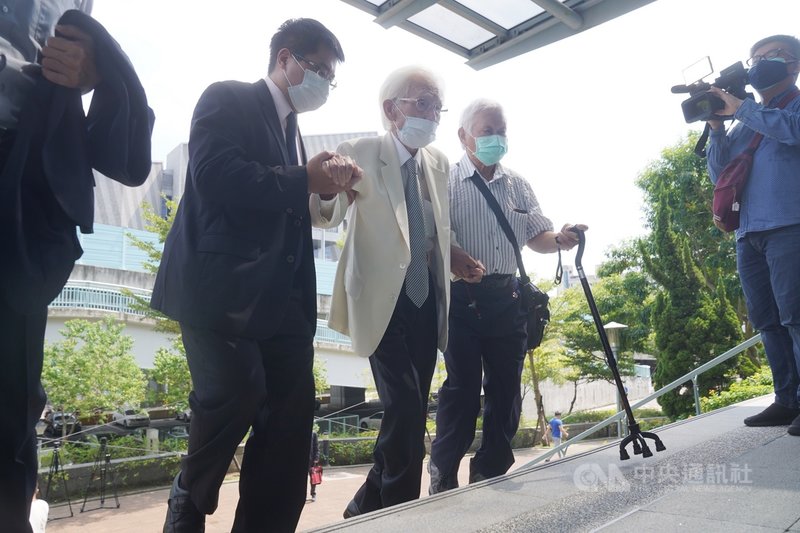 中選會駁回台灣制憲基金會董事長辜寬敏(中)所提的2項制憲意向公投,辜寬敏因而興訟,28日在律師陪同下出庭。中央社記者徐肇昌攝 110年7月28日