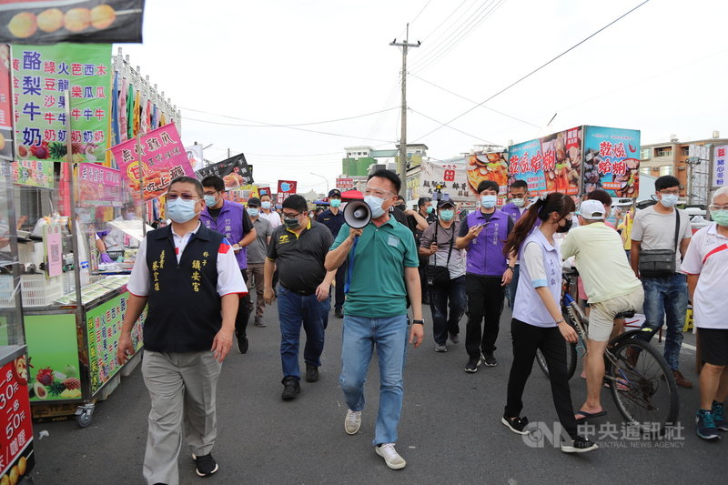 全國COVID-19(2019冠狀病毒疾病)疫情警戒7月27日到8月9日從3級降為2級,嘉義縣長翁章梁(前左2)視察夜市重啟情形,向攤商和民眾宣導落實防疫。中央社記者蔡智明攝 110年7月28日