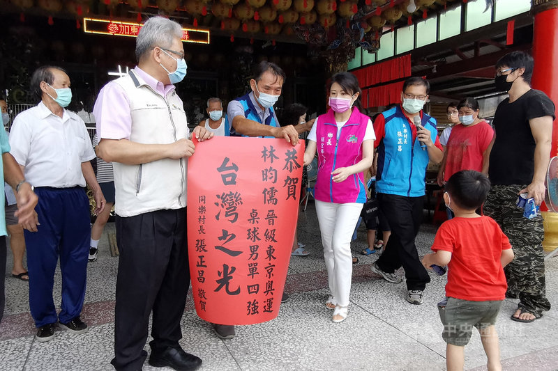 台灣桌球好手林昀儒28日在東京奧運桌球男單賽中晉級4強。捷報傳出後,林昀儒宜蘭老家張貼「台灣之光」紅紙慶賀。中央社記者沈如峰宜蘭縣攝 110年7月28日