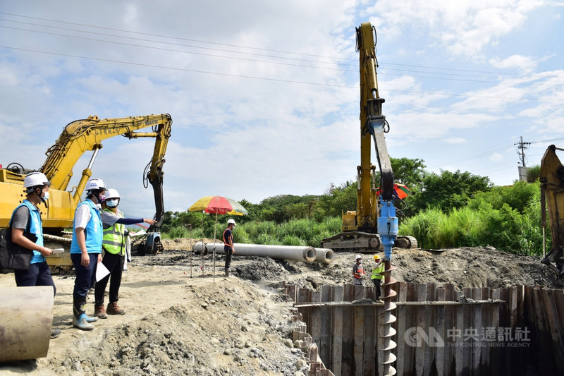 花蓮市長魏嘉賢(左2)28日到農兵橋改建施工現場關切相關工程,他說,目前進行橋梁工程最重要的橋墩基樁,橋梁施工進度比預定進度超前約14%,整體工程包括引道在內最快明年8月可完成。(花蓮市公所提供)中央社記者李先鳳傳真 110年7月28日