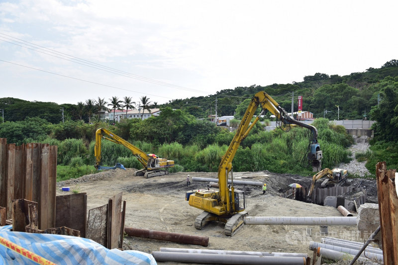 橋齡逾半世紀的花蓮市農兵橋獲嘉邑行善團出資改建,去年7月封閉施工,橋梁從6.5公尺拓寬為10公尺、橋長80公尺,橋梁主體完成後,接續由花蓮市公所執行引道施做的工程。(花蓮市公所提供)中央社記者李先鳳傳真 110年7月28日