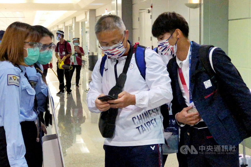 台灣東奧柔道、跆拳道、輕艇及舉重代表隊28日下午從日本搭機返台,中央流行疫情指揮中心和體育署等單位特別安排奧運代表團歸國檢疫專案,代表團成員、工作人員與一般旅客間隔下機,由專人引導通過專屬檢疫、通關作業櫃台。中央社記者吳睿騏桃園機場攝 110年7月28日