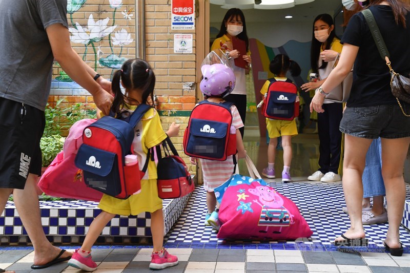 全國COVID-19(2019冠狀病毒疾病)疫情警戒27日降為二級,幼兒園、托嬰中心有條件開放,圖為27日新北市新莊一家幼兒園,家長一早帶著小朋友前來報到。中央社記者王飛華攝 110年7月27日