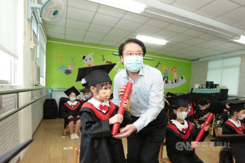 基隆市長林右昌(左2)28日前往若石幼兒園了解復課及防疫情形,園方正好也安排為小朋友補辦小型畢業典禮,林右昌到會場頒發畢業證書並獻上祝福。(基隆市政府提供)中央社記者王朝鈺傳真 110年7月28日