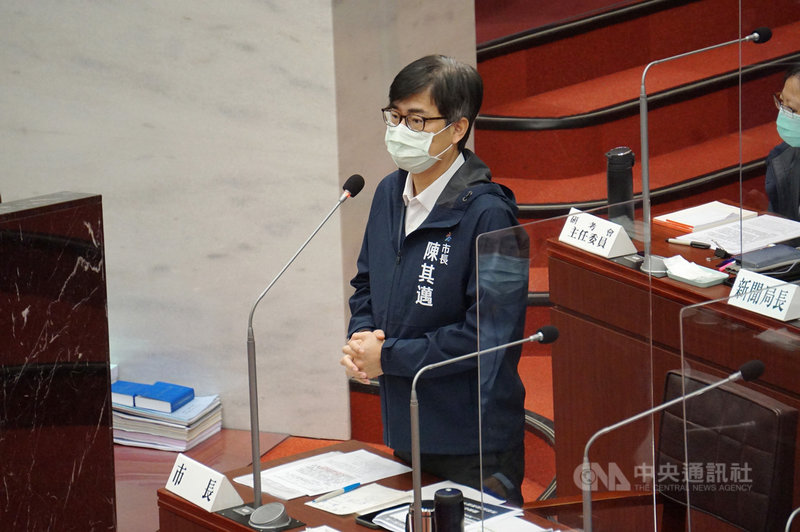桃園市議會通過普發市民新台幣5000元提案;高雄市議員28日詢問高雄市長陳其邁(圖),若高雄市議會也通過類似提案,財政是否可因應,陳其邁表示,市府會依據中央紓困方案擬定加碼方案,振興經濟。中央社記者蔡孟妤攝 110年7月28日