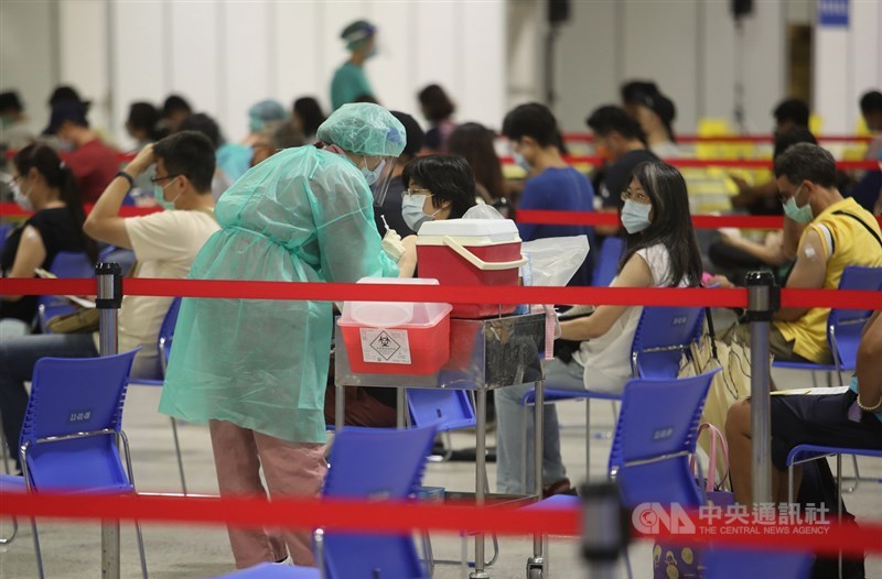 COVID-19疫苗預約平台新增選擇接種高端疫苗選項,27日下午2時至28日下午1時,有意願接種高端疫苗總計49萬6843人。圖為台北市花博大型接種站。(中央社檔案照片)