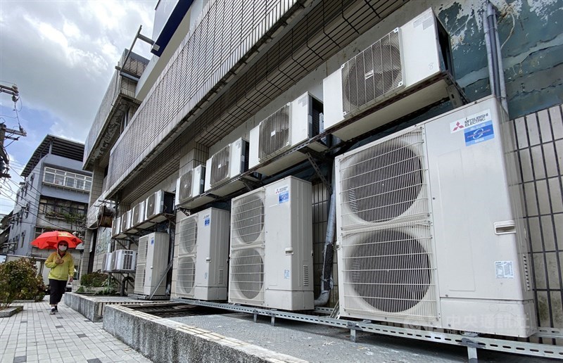 高溫炎熱推升用電需求,經濟部28日表示,27日用電量達3884.4萬瓩、28日則是3863.7萬瓩,分別位居歷史尖峰用電最高與次高紀錄。(中央社檔案照片)