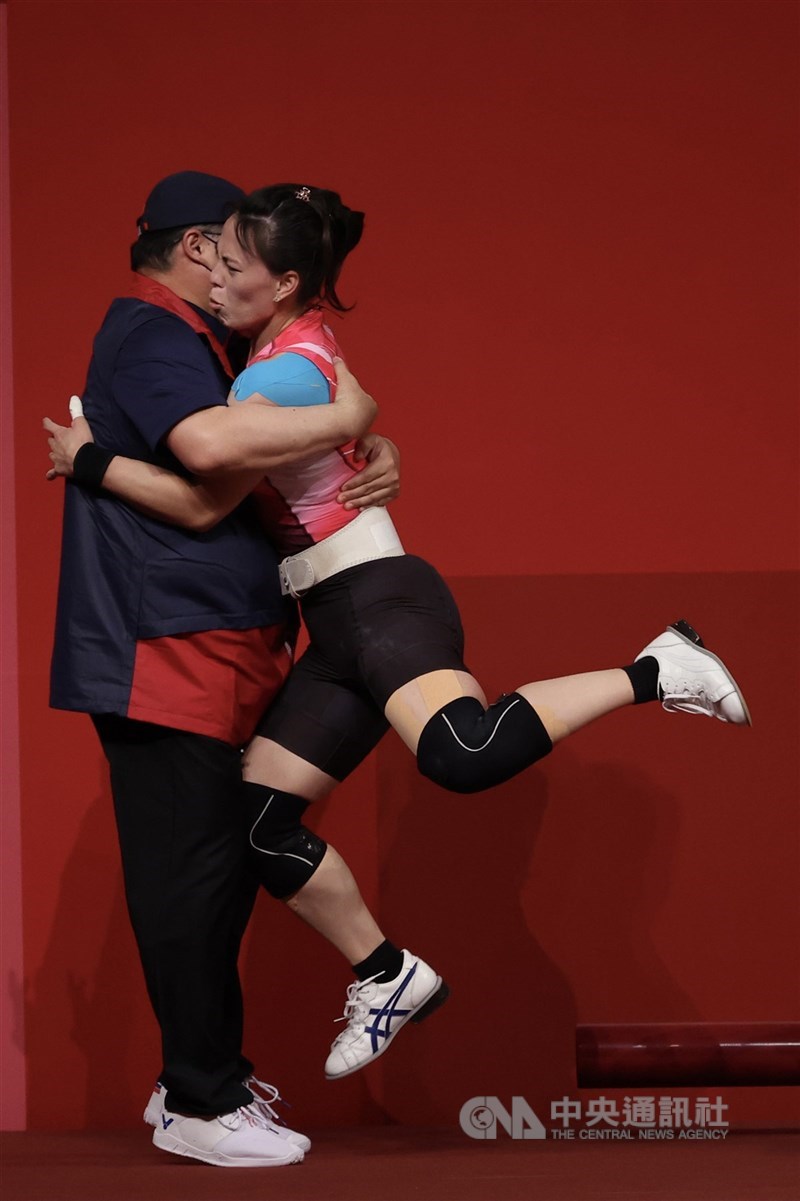 台灣「舉重女神」郭婞淳(右)27日順利拿下東京奧運女子舉重59公斤級金牌,也是台灣本屆奧運首面金牌,賽後與教練相擁。中央社記者吳家昇攝 110年7月27日