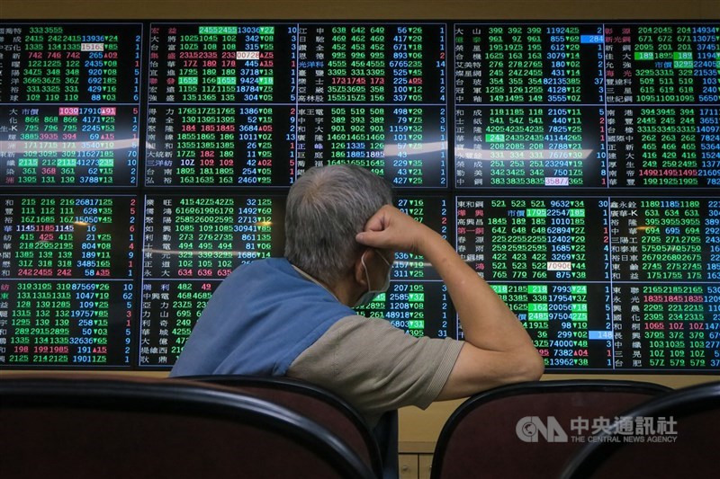台股28日上午10時前加權指數一度重挫超過370點,失守萬七關卡及16900點。(中央社檔案照片)