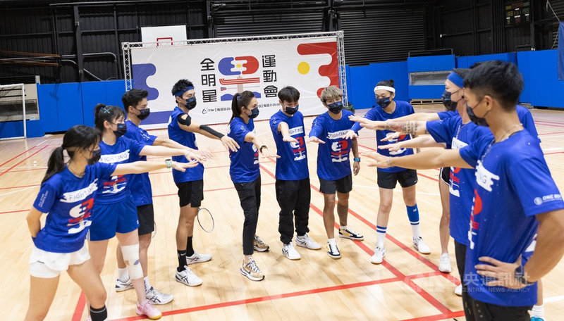 運動實境節目「全明星運動會」第二季近期復工開始錄製節目,藍隊互相打氣,領隊錢薇娟(左5)表示,回到運動賽場後大家的熱情和努力都沒減少。(三立提供)中央社記者葉冠吟傳真 110年7月28日