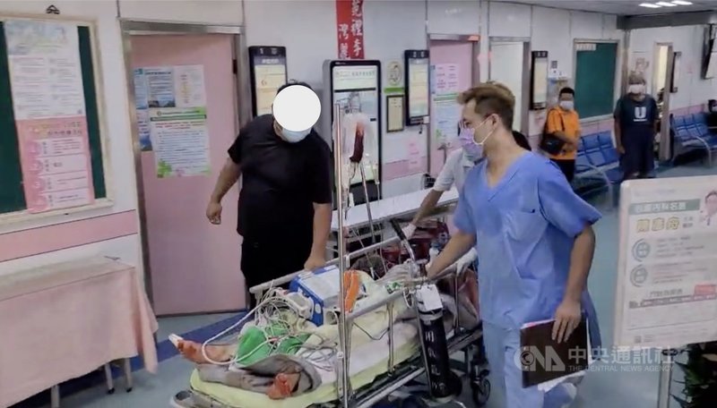 苗栗縣苑裡鎮一名男子28日疑因家庭糾紛,持刀攻擊殺害約8歲外甥後,疑畏罪自戕,兩人傷勢嚴重送醫,但犯嫌經搶救仍不治。(民眾提供)中央社記者管瑞平傳真 110年7月28日