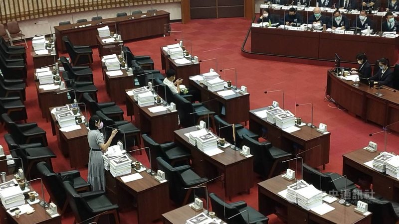 民進黨籍高雄市議員鄭孟洳(左、站立者)28日上午在議會市政總質詢表示,高雄市政府運發局與醫療院所合作「高雄市優秀選手運動傷害防護聯合門診」,給予選手醫療照護,值得肯定;但門診資格僅限全運會、全中運等前3名選手,建議將所有代表高市選手納入。中央社記者蔡孟妤攝 110年7月28日