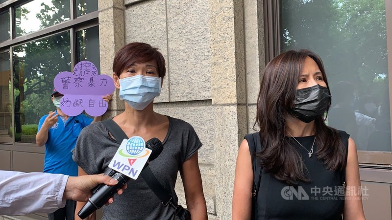 音樂老師詹慧玲指控中壢警方不當盤查案,桃園地檢署28日首度召開偵查庭,詹慧玲(左)應訊後在律師陪同下接受媒體採訪。中央社記者葉臻攝 110年7月28日