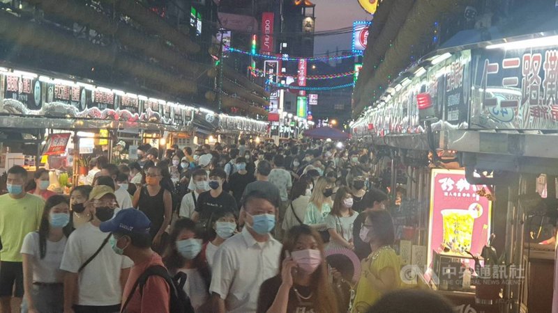 基隆廟口(圖)和愛四路夜市28日晚間湧入人潮,市府表示,即日起若在夜市邊走邊吃將開單告發,可處新台幣3000元以上、1萬5000元以下罰鍰,攤商若違反防疫指引則先勸導要求改善。中央社記者王朝鈺攝 110年7月28日