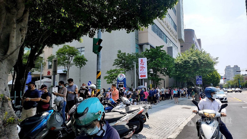 新北市議員李坤城指出,市立聯合醫院三重院區28日出現排隊免預約打疫苗狀況,讓許多未預約的民眾到醫院接種,在大排長龍下有引發群聚危險。(李坤城提供)中央社記者王鴻國傳真 110年7月28日