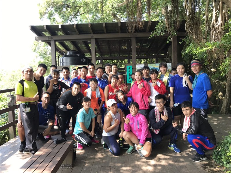 舉重隊同學們說,海蒂除了平民化的作風,在鼓山高中重訓時,也喜歡上高雄的風土人情,她最喜歡是和同學們一起攀登柴山,也喜歡高雄的駁二、西子灣的落日與旗津的美食等。(鼓山高中校長莊福泰提供)中央社記者侯文婷傳真 110年7月28日