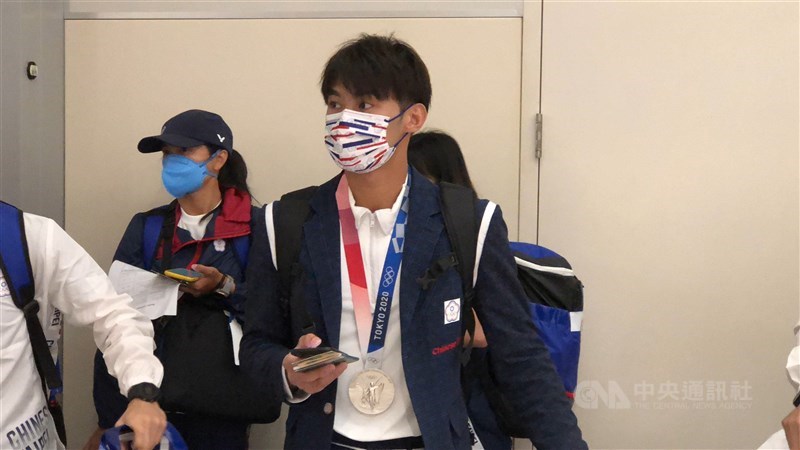 台灣選手東京奧運表現亮眼,包括楊勇緯(中)、羅嘉翎和方莞靈等18人28日返回台灣,疫情指揮中心指揮官陳時中重申,完整施打2劑COVID-19疫苗的國手,入境免檢疫。中央社記者吳睿騏桃園機場攝 110年7月28日