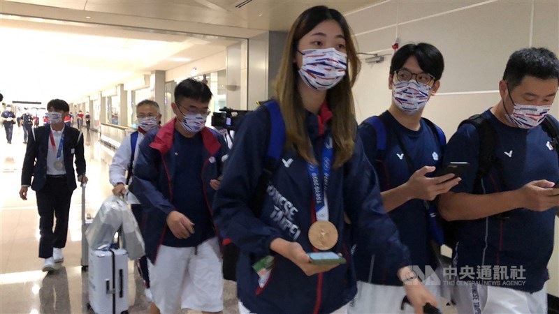 台灣選手東京奧運表現亮眼，包括楊勇緯（後左1）、羅嘉翎（前中）和方莞靈等18人28日返回台灣。中央社記者吳睿騏桃園機場攝 110年7月28日