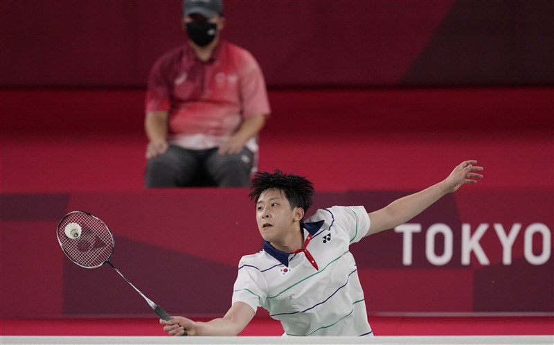 韓國非種子選手許侊熙(前)28日以21比15、21比19,直落二擊敗奪金大熱門桃田賢斗。(美聯社)