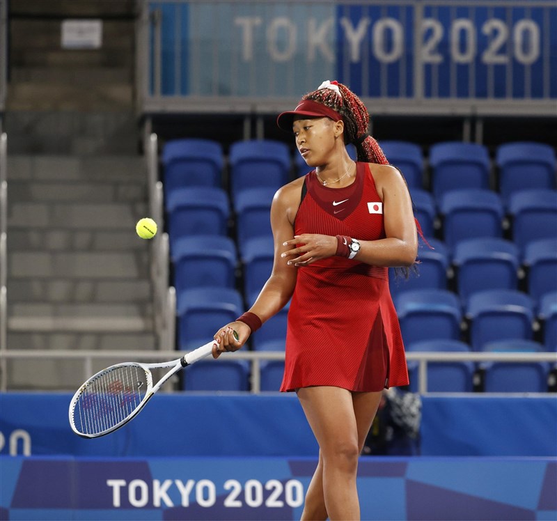 日本網球名將大坂直美27日在東京奧運女單第3輪賽事表現失常,比賽進行68分鐘就落敗。(共同社)
