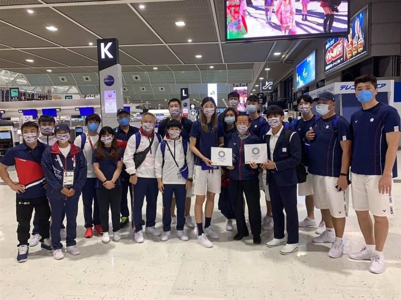 駐日代表謝長廷在臉書表示,28日有18位選手與教練離開日本返國,包括柔道銀牌得主楊勇緯、跆拳道銅牌得主羅嘉翎等人。(圖取自facebook.com/frankcthsiehfans)