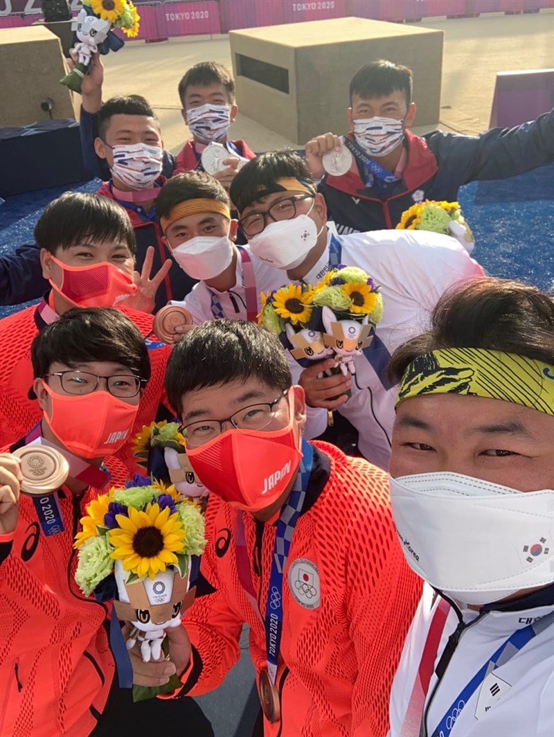 台灣射箭男團代表隊在東京奧運奪銀,賽後與奪金的韓國、摘銅的日本射箭男團自拍合照,引發討論。亞洲射箭聯盟27日在臉書公開合照「正面照」。(圖取自facebook.com/WAAsiaofficial)