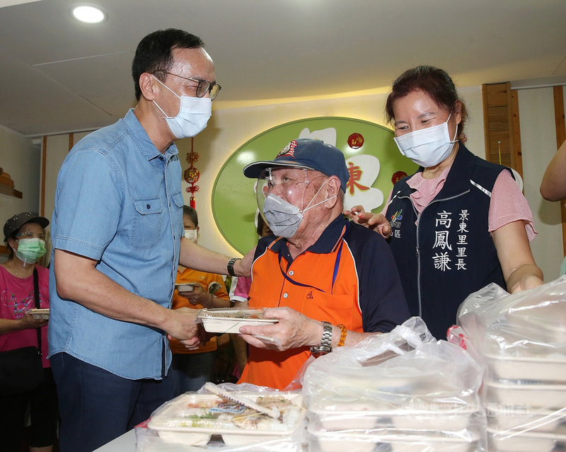 前國民黨主席朱立倫(左)28日上午到台北市文山區發送愛心便當,面對黨內不少支持者關心何時宣布參選黨主席,朱立倫在受訪時仍未鬆口,但他也表示,下午中常會會討論主席選舉時程,他會盡快向大家報告。中央社記者郭日曉攝 110年7月28日