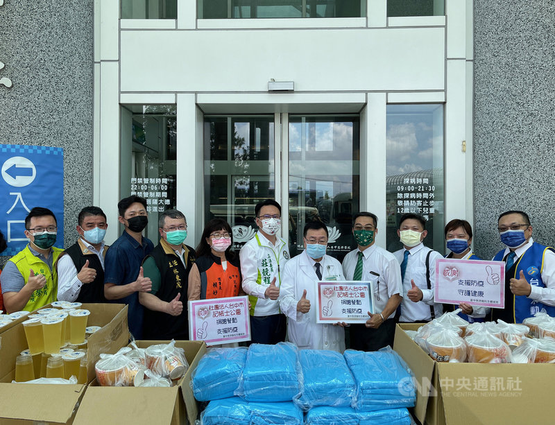 民進黨籍立委莊競程(左6)等人媒合企業,捐贈200件防護衣、100份火鍋套餐、飲料等物資給台中慈濟醫院,為醫護人員加油。中央社記者趙麗妍攝 110年7月29日