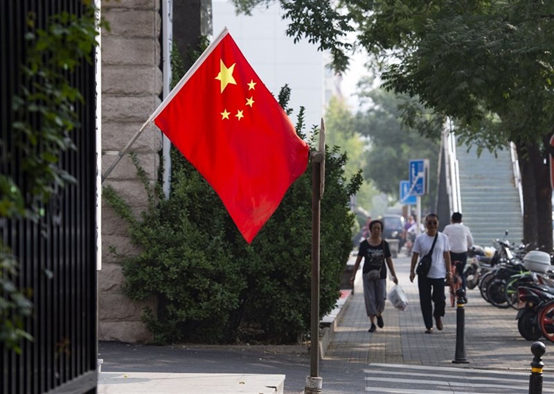役陸軍中將羅文山涉收香港居民、中共全國政協委員許智明等人政治獻金,並侵占部分款項,二審判刑2年,得易科罰金72萬元。最高法院29日駁回檢方的上訴,全案定讞。圖為北京街頭的五星旗。(中新社)