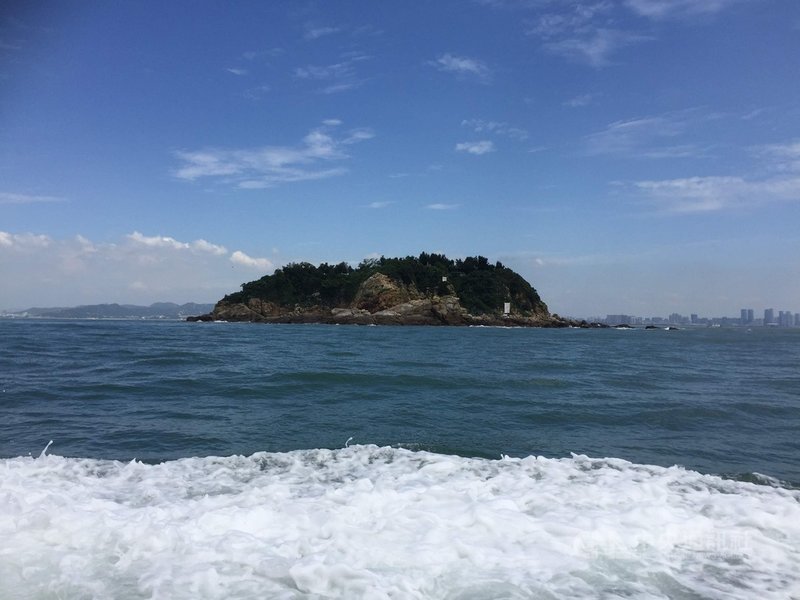 藍色公路是金門縣政府及因應疫情而產生的新形態旅遊產品,隨船人員解說教育訓練課程首梯報名秒殺,縣府加開第2梯次課程31日採線上視訊方式進行,29日晚上6 時截止報名。圖為金廈海域上的猛虎嶼。中央社記者黃慧敏攝 110年7月29日