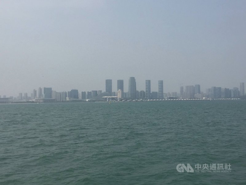 藍色公路是金門縣政府及因應疫情而產生的新形態旅遊產品,隨船人員解說教育訓練課程首梯報名秒殺,縣府加開第2梯次,29日晚上6時截止報名。圖為在金廈海域遠望廈門。中央社記者黃慧敏攝 110年7月29日