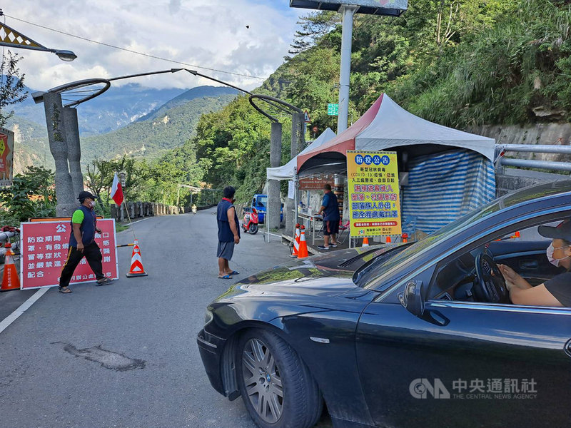 全國疫情警戒降為2級,台東原鄉部落陸續解封,不過南橫公路上的利稻部落公告,為延續守護部落的決心,部落管制站繼續防疫管制措施至8月15日止。中央社記者李先鳳攝 110年7月29日