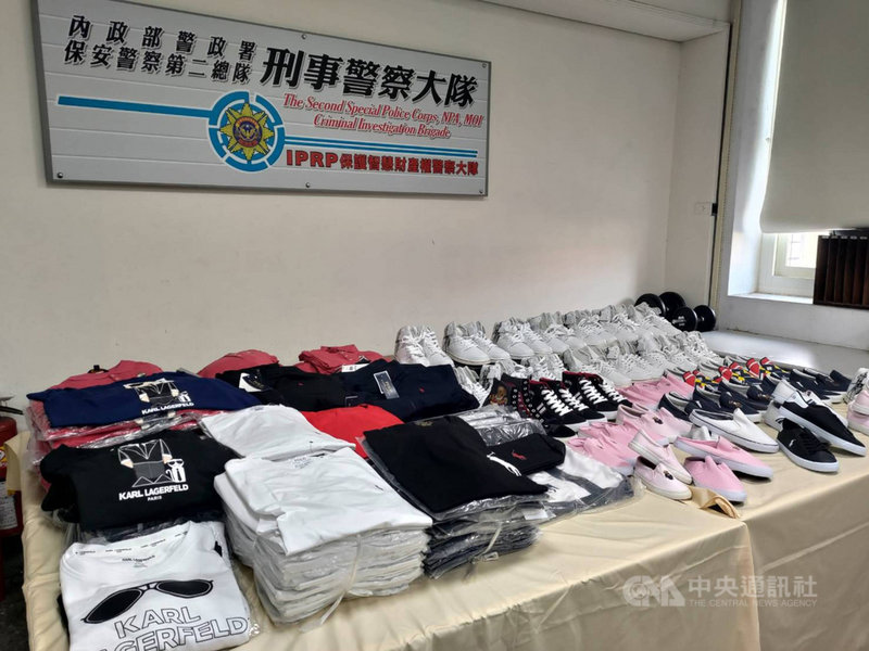 台中市陳姓女子自中國低價採購仿冒精品鞋子、衣服,利用臉書直播平台販售,一年內銷售超過數千件商品、獲利逾新台幣千萬元,警方循線偵辦後查扣證物。(警方提供)中央社記者蘇木春傳真 110年7月29日
