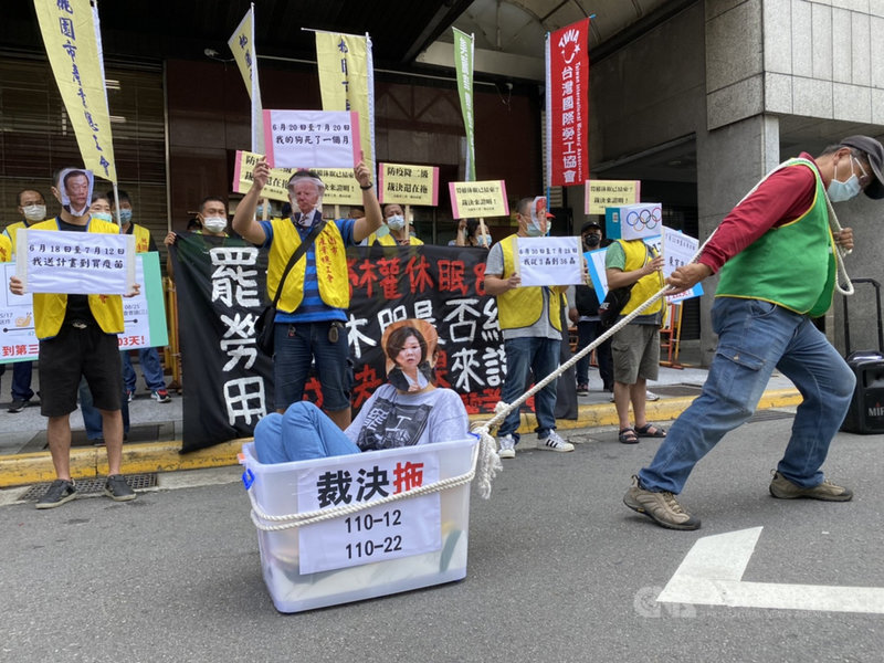 桃園市產業總工會及美麗華工會29日至勞動部前抗議,批評工會提出的2案不當勞動行為裁決申請,勞動部至今只開2次調查會議,並上演行動劇質疑政府以「防疫」為由讓各種勞權動作休眠。中央社記者吳欣紜攝 110年7月29日