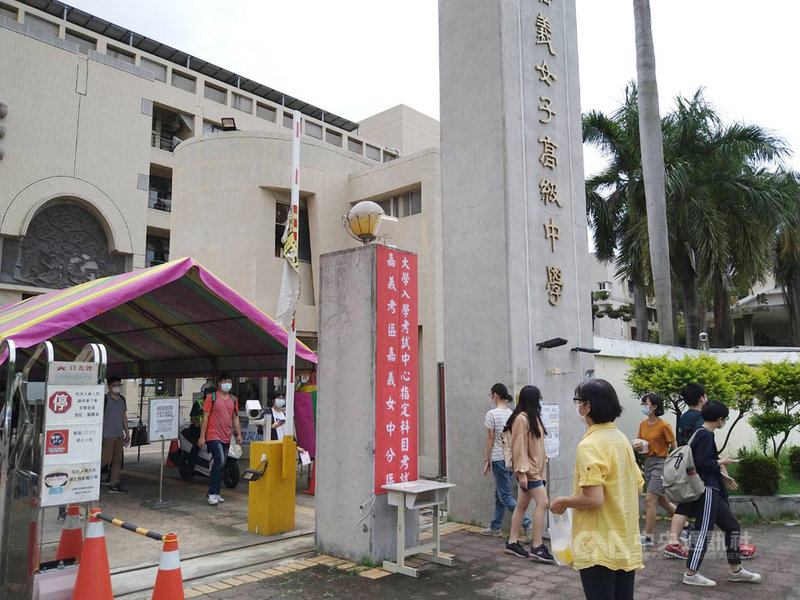 大學指考29日進行第2天考試,嘉義考區1037名考生報考,在嘉義高中與嘉義女中共設54間試場。中央社記者蔡智明攝 110年7月29日