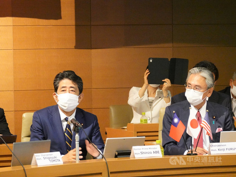 首屆「台美日國會議員戰略論壇」視訊會議29日登場,前日本首相安倍晉三(左)致詞時說台灣極為重要,日美等有共同理念的國家對香港現狀很擔憂,認為在香港發生的事絕不能在台灣發生。中央社記者楊明珠東京攝 110年7月29日