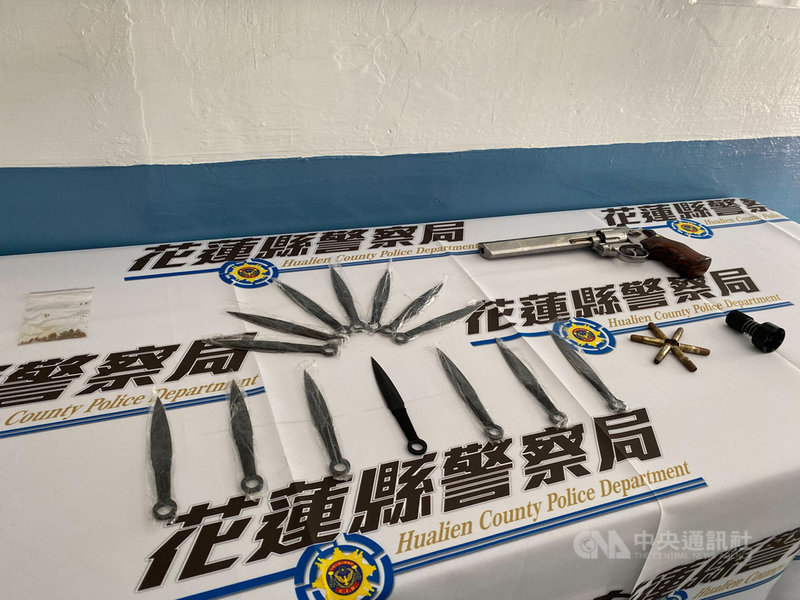花蓮警方4月在轄內破獲非法槍械製造工廠及販賣槍械案,經追查發現來源是新北市萬華區一名劉姓藥師,警方28日持搜索票於藥師住所查獲可疑毒品、模擬槍等物,訊後函送法辦。中央社記者張祈攝 110年7月29日