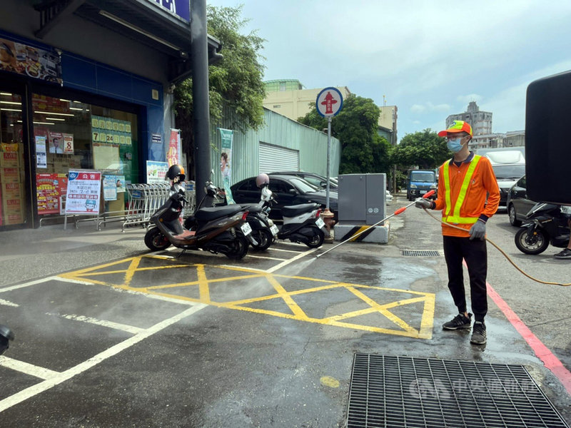 嘉義市維持零確診49天後,29日新增一名COVID-19(2019冠狀病毒疾病)確診個案15743,是30幾歲男性,緊急匡列接觸者3人;環保局也針對公共場域足跡擴大消毒。(嘉義市政府提供)中央社記者黃國芳傳真 110年7月29日