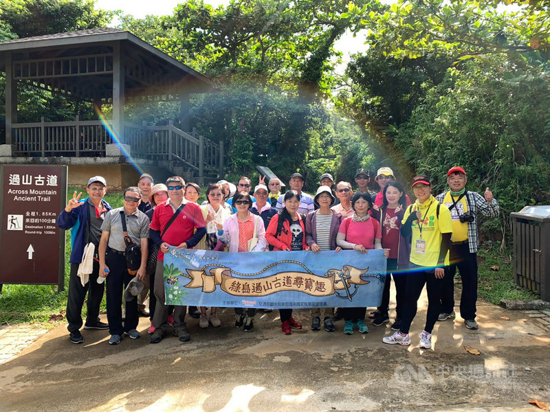 東部海岸國家風景區管理處29日指出,考量目前全國防疫警戒降至2級,在遵守防疫規範的前提下,特安排生態及觀賞星空之美等遊程,東管處提醒民眾,參與遊程仍須遵守相關防疫規範。圖為往年舉辦「綠島過山古道尋寶趣」活動。(東部海岸國家風景區管理處提供)中央社記者李先鳳傳真 110年7月29日