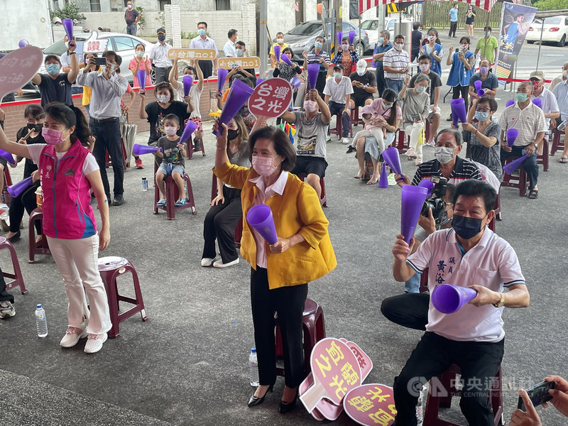 19歲台灣桌球好手林昀儒29日在東京奧運桌球男單4強賽與中國名將樊振東激戰7局,林昀儒家鄉、宜蘭縣員山鄉同樂村廣濟宮廟埕下午架起大螢幕直播賽事,宜蘭縣長林姿妙(前右2)親自到場與鄉親一起觀戰加油。(宜蘭縣政府提供)中央社記者王朝鈺傳真 110年7月29日